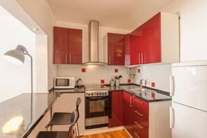 Kylskåp, mikrovågsugn, ugn och spishäll