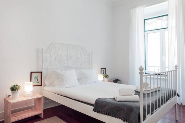 Desk, iron/ironing board, WiFi, bed sheets