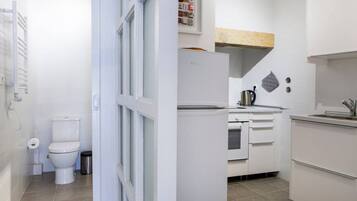 Een koelkast, een magnetron, een oven, een kookplaat