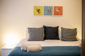 1 dormitorio, escritorio, tabla de planchar con plancha y wifi