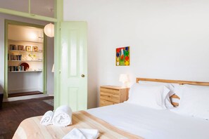 1 habitación, escritorio, tabla de planchar con plancha y wifi 