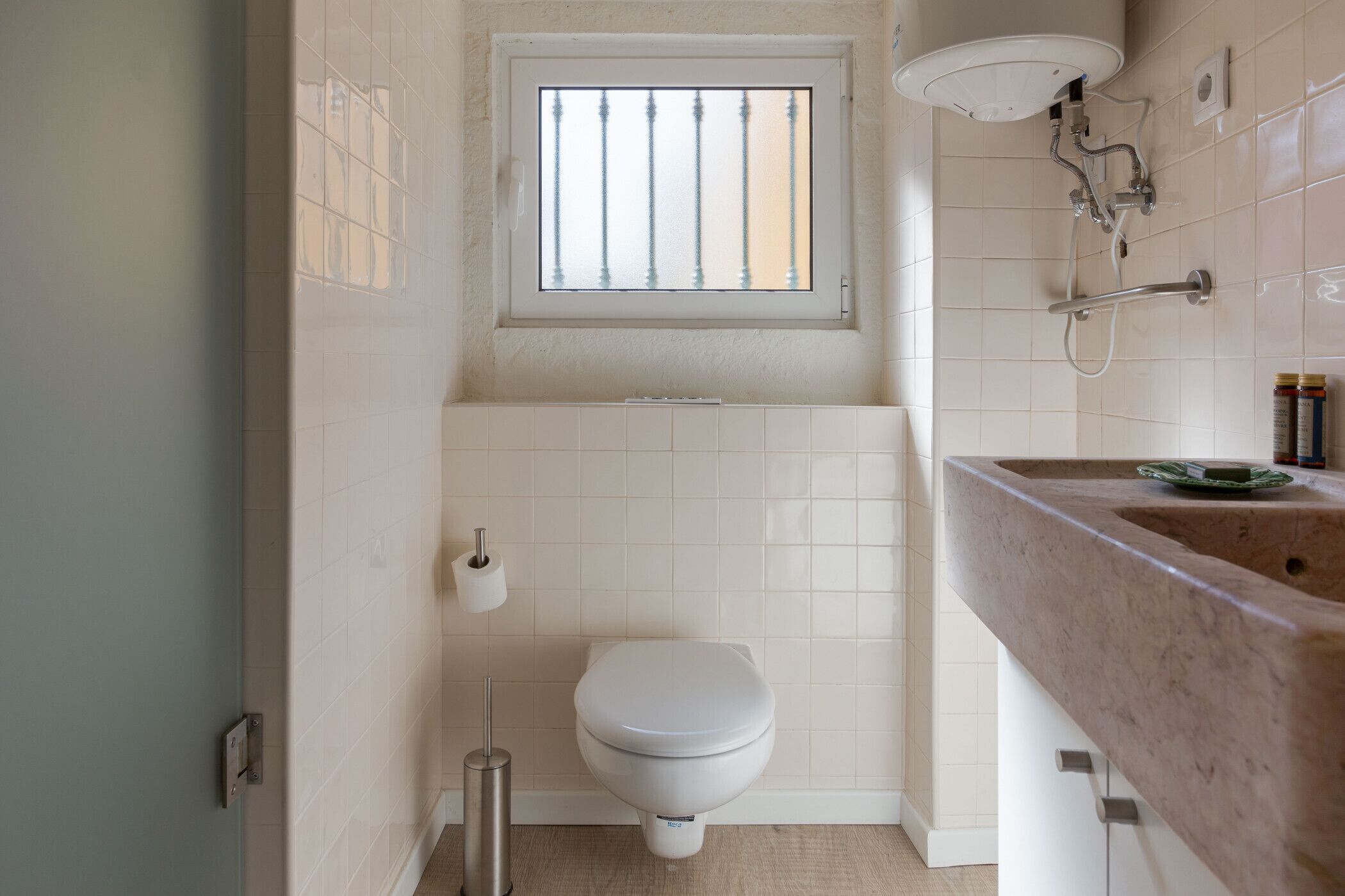 Articles de toilette gratuits, sèche-cheveux, serviettes fournies