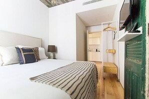 2 bedrooms, desk, iron/ironing board, WiFi