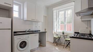 Kjøleskap, mikrobølgeovn, ovn og kokeplater