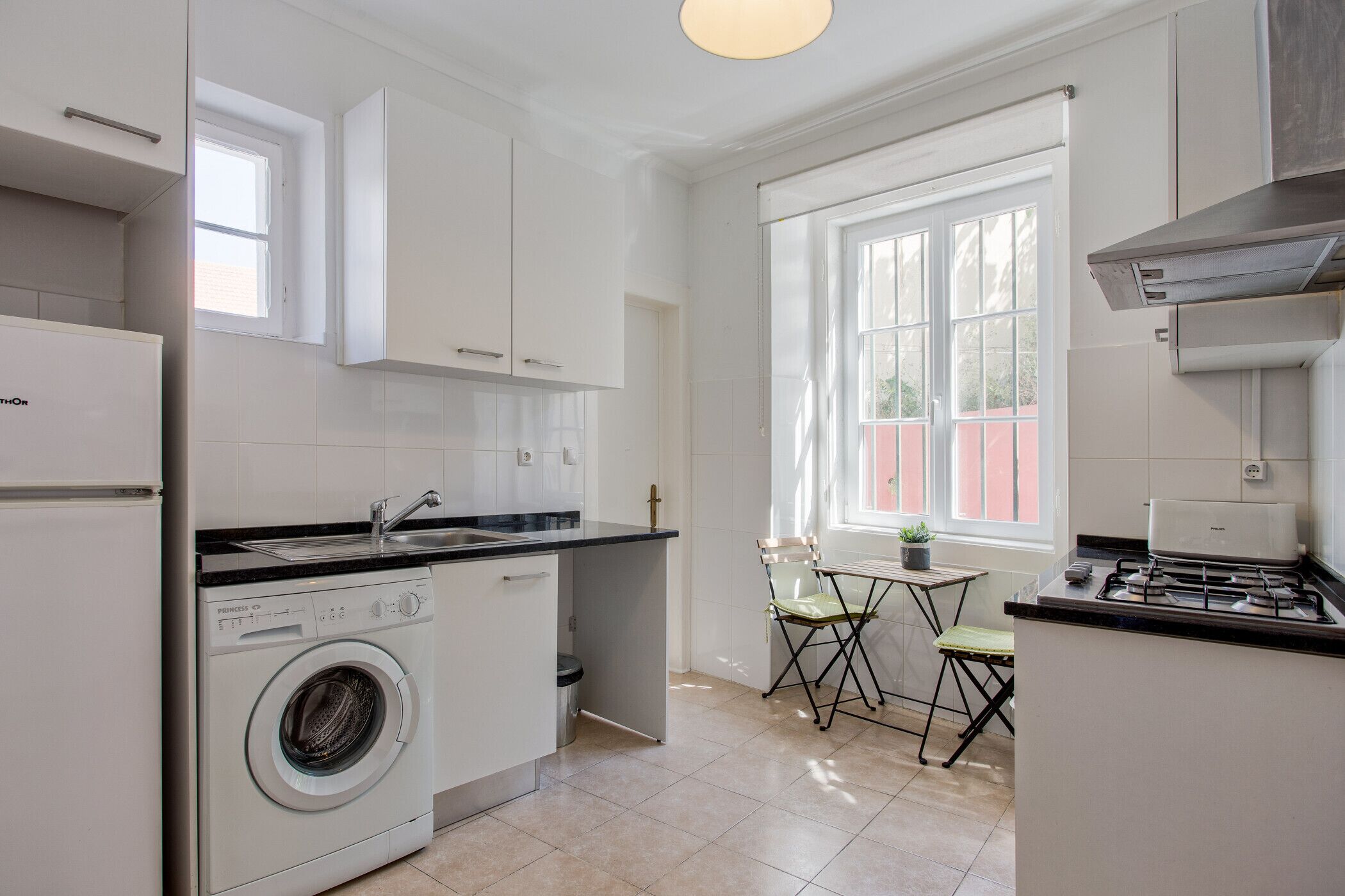 Jääkaappi, mikroaaltouuni, uuni, liesi