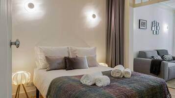 2 bedrooms, desk, iron/ironing board, WiFi