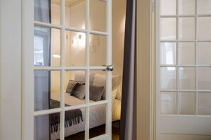 2 habitaciones, escritorio, tabla de planchar con plancha y wifi 