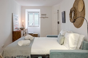 Escritorio, tabla de planchar con plancha, wifi y ropa de cama