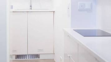 Een koelkast, een magnetron, een oven, een kookplaat