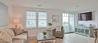 Premier Ocean View Corner Condo (875S.F.)