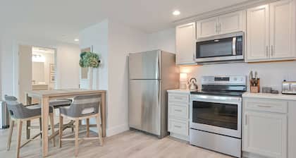 Premier Ocean View Corner Condo (875S.F.)