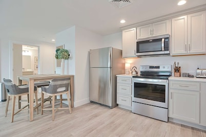 Premier Ocean View Corner Condo (875S.F.)