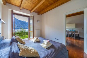 Appartamento familiare, 1 letto matrimoniale con divano letto, lato giardino (Regina Vista Lago) | 1 camera, ferro/asse da stiro, lenzuola