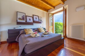 Familienapartment, 1 Doppelbett und Schlafsofa, zum Garten hin (Regina Vista Lago) | 1 Schlafzimmer, Bügeleisen/Bügelbrett, Bettwäsche