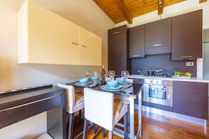 Appartamento familiare, 1 letto matrimoniale con divano letto, lato giardino (Regina Vista Lago) | Cucina privata | Forno, piano cottura, lavastoviglie, macchina per tè/caffè