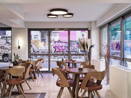 Recepción. NLH KERAMEIKOS - Neighborhood Lifestyle Hotels