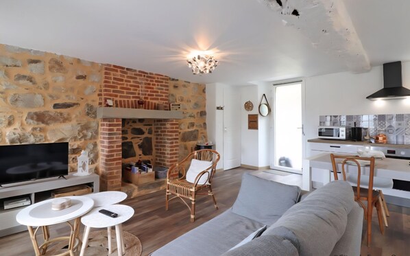 Télévision, lecteur de DVD, livres