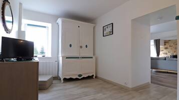 Televisie, een dvd-speler en boeken