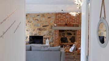 Televisie, een dvd-speler en boeken