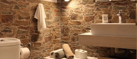 Douche, serviettes fournies, savon, papier toilette