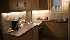 Une cuisine moderne avec des meubles en bois, une cuisinière encastrée et une fenêtre au-dessus de l’évier.