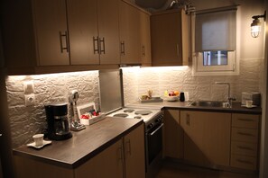 Frigorífico, microondas, horno y placa de cocina