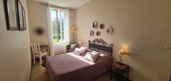 5 habitaciones, tabla de planchar con plancha y wifi gratis 