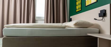 Een bureau, een laptopwerkplek, geluiddichte muren, gratis wifi