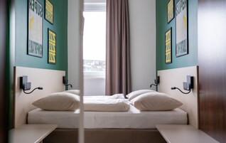 1 bedroom, desk, laptop workspace, soundproofing