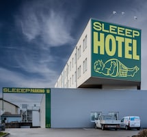 Hotel Sleep con un cartel grande y un letrero de Sleep Parking.