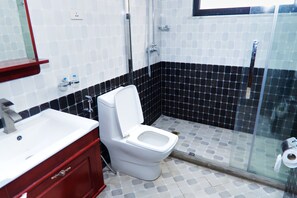 Een bad/douchecombinatie, een bubbelbad, een bidet