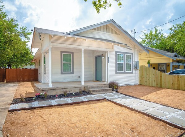 Exterior - 3br/2ba Remodeled House Near Downtown (San Antonio)