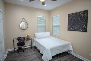 Nhà (3 Bedrooms) | 3 phòng ngủ, khu vực làm việc phù hợp cho laptop 