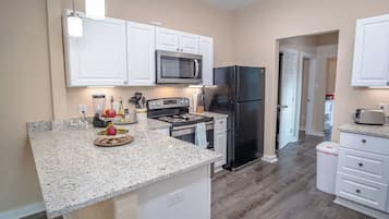 House (3 Bedrooms) | Private kitchen | Oven, stovetop, cookware/dishes/utensils, dining tables