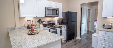 House (3 Bedrooms) | Private kitchen | Oven, stovetop, cookware/dishes/utensils, dining tables