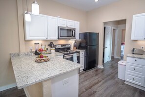 House (3 Bedrooms) | Private kitchen | Oven, stovetop, cookware/dishes/utensils, dining tables