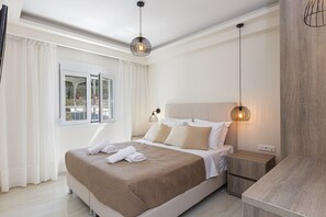 4 chambres, coffres-forts dans les chambres, fer et planche à repasser