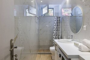 Ensemble baignoire-douche, articles de toilette écologiques