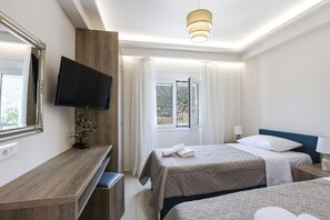 4 chambres, coffre-fort, fer et planche à repasser, lit de bébé portatif