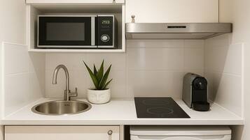 KĂŒhlschrank, Mikrowelle, Herdplatte, GeschirrspĂŒler