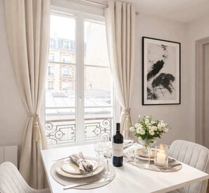 Dining - Arc de Triomphe - Premium family apartment for 5 (Paris)