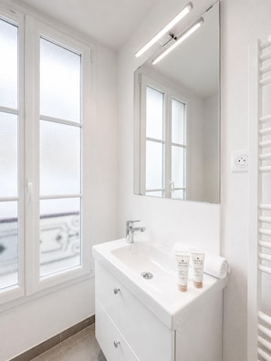 Douche, sèche-cheveux, serviettes fournies, shampoing