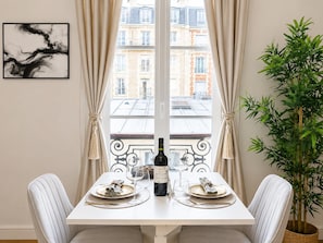 Dining - Arc de Triomphe - Premium family apartment for 5 (Paris)