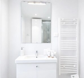 Een douche, een haardroger, handdoeken, zeep