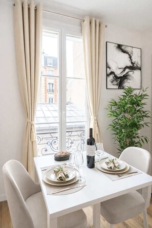 Dining - Arc de Triomphe - Premium family apartment for 5 (Paris)