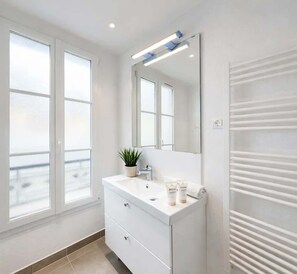 Shower, hair dryer, towels, soap - Arc de Triomphe - Premium family apartment for 5 (Paris)