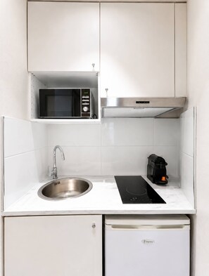 Coffee/tea maker, fridge, microwave, stovetop
