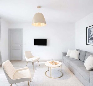 TV, offices - Arc de Triomphe - Premium family apartment for 5 (Paris)