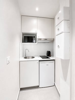 Coffee/tea maker, fridge, microwave, stovetop