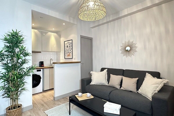 Living room equipped with a convertible sofa, TV, and free WiFi.